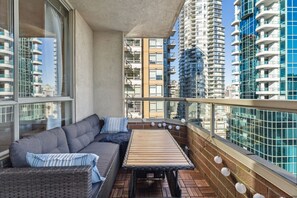 Outdoor dining - DT Penthouse| Free Parking| Balcony| 9min to Beach (Vancouver)