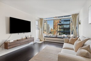 Smart TV - DT Penthouse| Free Parking| Balcony| 9min to Beach (Vancouver)