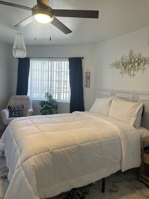 1 Schlafzimmer, Zimmersafe, Schreibtisch, Bügeleisen/Bügelbrett