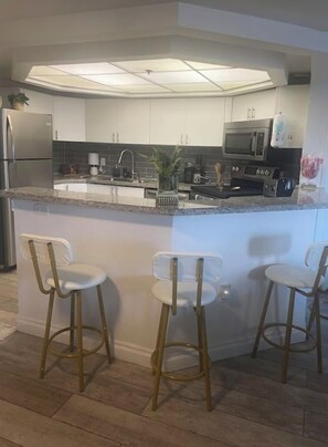 ثلاجة، ميكروويف، فرن، موقد طهي مسطح