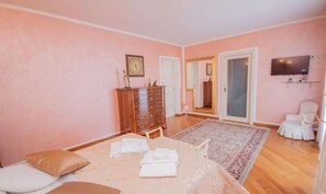 Bügeleisen/Bügelbrett, Reisekinderbett, kostenloses WLAN