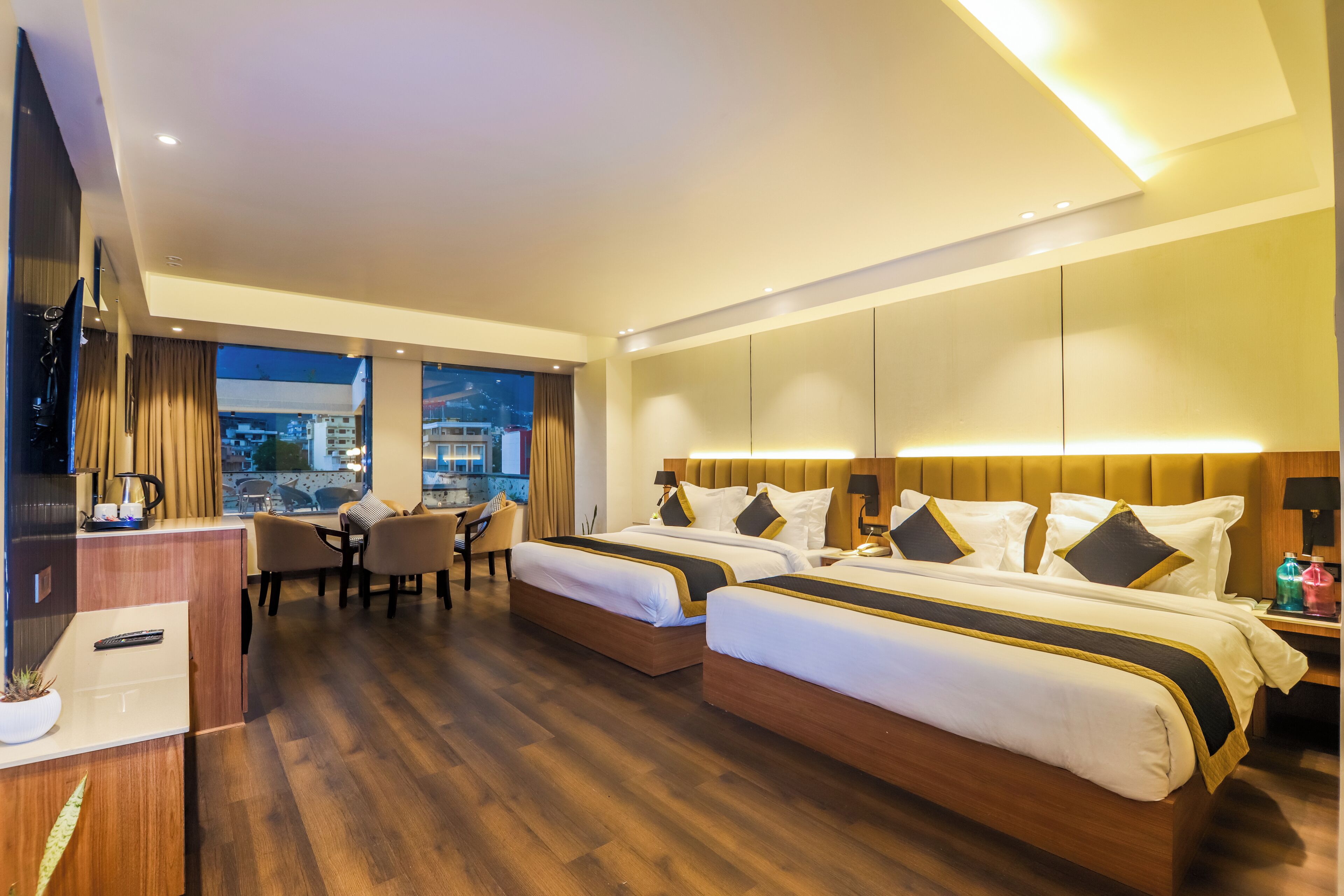 总统四人房 | 办公桌、免费 WiFi