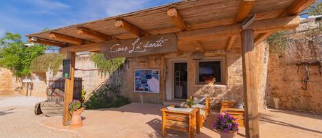 المنطقة المحيطة بالمنشأة