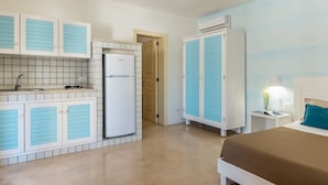 A compact room with a kitchenette, a bed, and a wardrobe. - Cava Li Santi Residence - Monolocale 2 Int 11 (Santa Caterina)