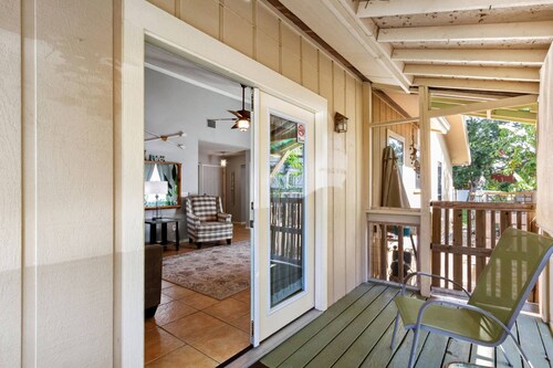 Turtle Hut is 8 Blocks to the Beach, Bikes, Beach Gear, Games Cave, Firepit, Small Pup Friendly