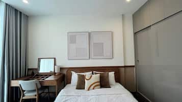 Ein Hotelzimmer mit Bett, Schreibtisch, Stuhl und Kleiderschrank.