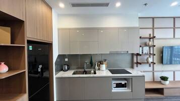 Standard Apartment, City View | Private kitchen | Fridge, microwave, stovetop, cookware/dishes/utensils