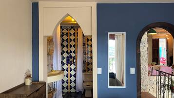 Bruser, hårtørrer, bidet, håndklæder