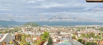 Casa Ocaso: downtown, rooftop terrace, amazing view of San Cristobal!