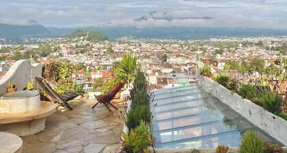 Casa Ocaso: downtown, rooftop terrace, amazing view of San Cristobal!
