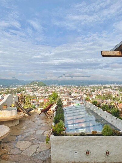 Casa Ocaso: downtown, rooftop terrace, amazing view of San Cristobal!