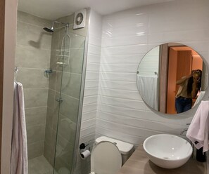 Serviettes fournies, savon, papier toilette
