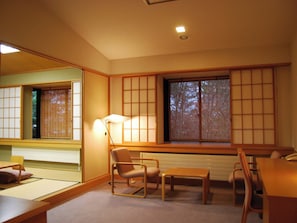 A traditional Japanese-style room with tatami flooring, low tables, and sliding shoji screens. - Karuizawa Club of Art (Karuizawa)