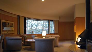 Royal Suite | Desk, laptop workspace, free WiFi, bed sheets