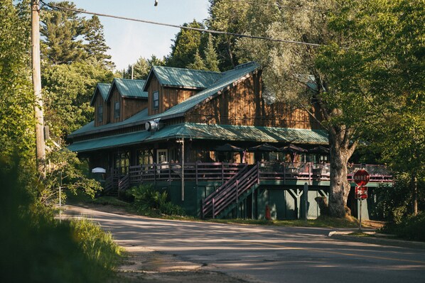 Front of property - MacTaverne (Val-David)