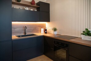 Kylskåp, ugn, kaffe- och tebryggare och grytor/köksredskap