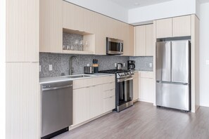 Refrigerador, microondas, horno y lavavajillas
