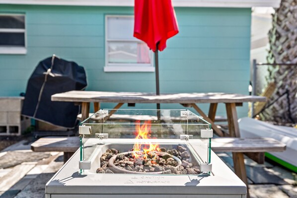 A portable barbecue grill with a clear glass enclosure, placed on a wooden deck. - Waterfront 2BR Jacuzzi, Private Dock, Gulf Access, Dogs OK, Open for Scalloping! (Hudson)