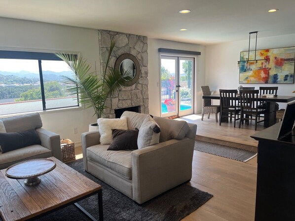 Smart TV, video games - Mountain View Poolside Retreat-Spacious 5-bedroom house in Agoura Hills Ca (Agoura Hills)