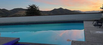 Mountain View Poolside Retreat-Spacious 5-bedroom house in Agoura Hills Ca