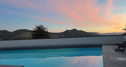 Mountain View Poolside Retreat-Spacious 5-bedroom house in Agoura Hills Ca