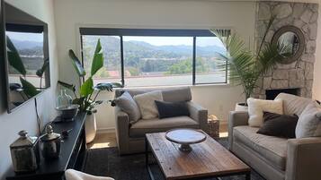 Een smart-tv en videogames