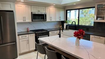 Een magnetron, een oven, een kookplaat, een vaatwasser