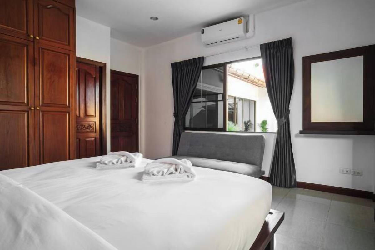 3 bedrooms, hypo-allergenic bedding, free minibar items
