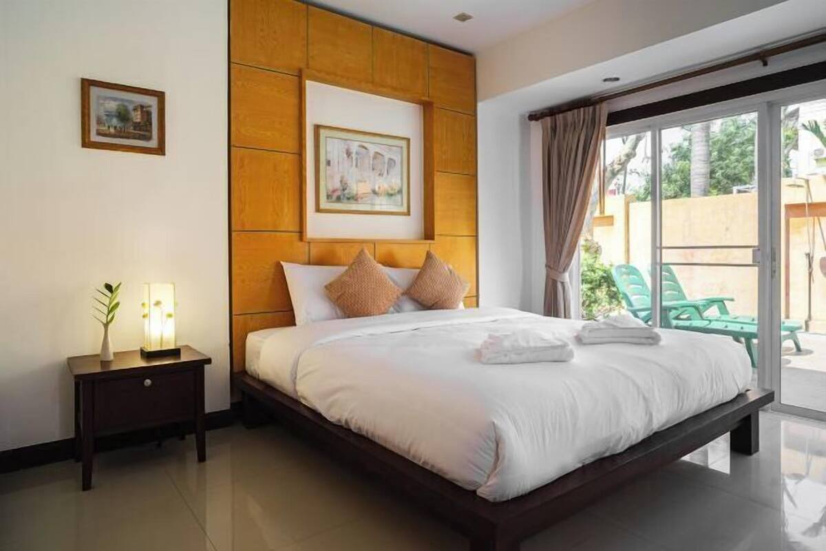 3 bedrooms, hypo-allergenic bedding, free minibar items