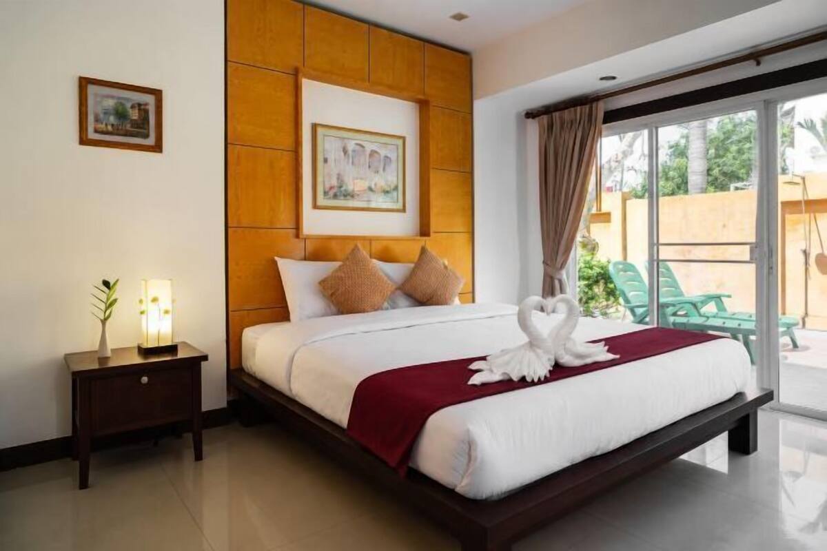 3 bedrooms, hypo-allergenic bedding, free minibar items