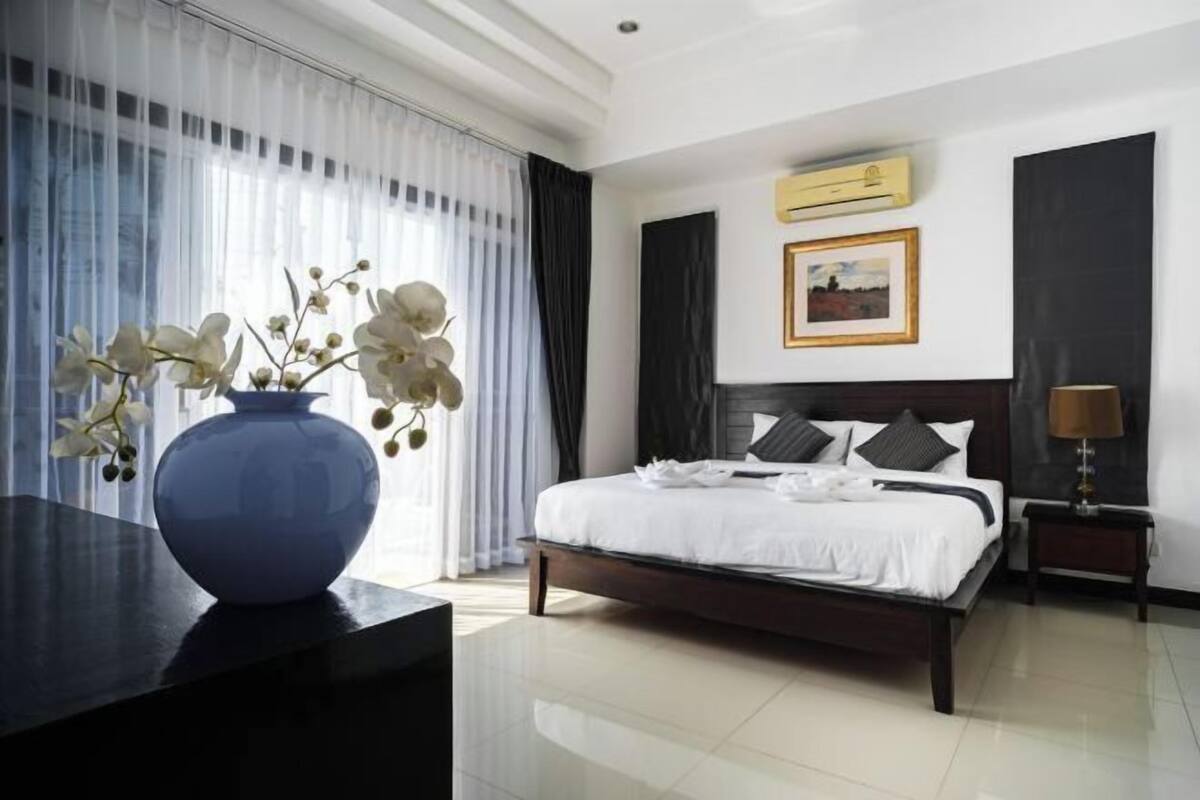 3 bedrooms, hypo-allergenic bedding, free minibar items