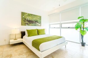 Large master bedroom w/ comfy queen bed; sweet dreams!