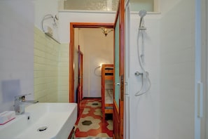 Standard Studio (Casa Gio) | Bathroom | Shower, towels, soap, shampoo
