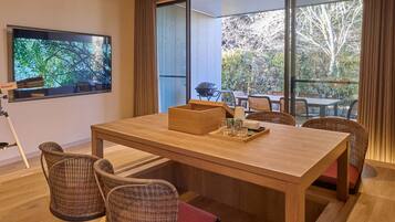 2 Double Beds + 2 Single Bed (Dog-Friendly) / 6 people capacity, Non Smoking | Living area