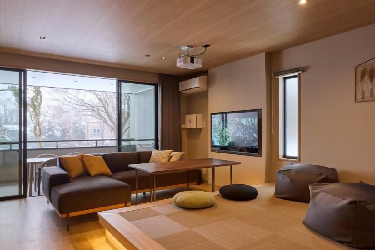 Un salon moderne avec un canapé, une table et des fauteuils en forme de poire.