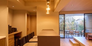 Chambre Deluxe, non-fumeurs, animaux de compagnie acceptés (2Double Beds+2 Single Beds, PAX 6) | 1 chambre, ameublement personnalisé, Wi-Fi gratuit, draps fournis