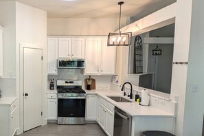 Kjøleskap, mikrobølgeovn, ovn og kokeplater