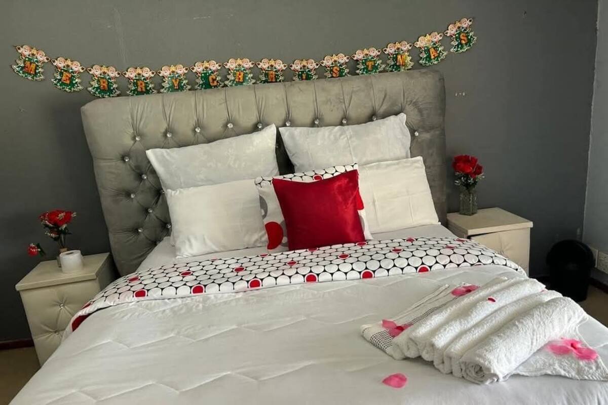 Classic Townhome, Balcony, Garden View | Meja, ruang kerja komputer riba, Wi-fi percuma 