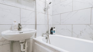 Sèche-cheveux, serviettes fournies, savon, papier toilette