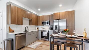 Jääkaappi, mikroaaltouuni, uuni, liesi