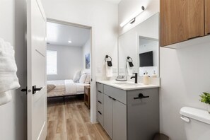 Dusche, Haartrockner, Handtücher