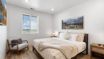 2 Schlafzimmer, Schreibtisch, Bügeleisen/Bügelbrett, Reisekinderbett