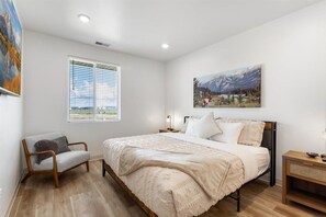 2 Schlafzimmer, Schreibtisch, Bügeleisen/Bügelbrett, Reisekinderbett