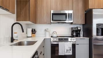 Geladeira, micro-ondas, fogão, cooktop