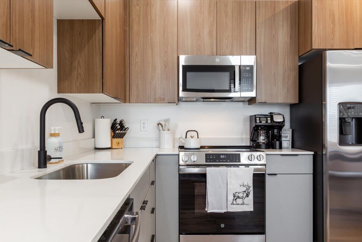 Jääkaappi, mikroaaltouuni, uuni, liesi