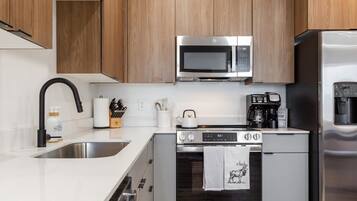 Jääkaappi, mikroaaltouuni, uuni, liesi