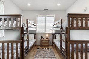 2 Schlafzimmer, Schreibtisch, Bügeleisen/Bügelbrett, Reisekinderbett