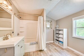 Hair dryer, towels - Walk to Dtwn Greensburg: Charming Unit w/ Deck! (Greensburg)