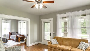 Unclassified image, 4 of 25, button - Beautiful Restored Historic Home Near Rabbit Hash (Petersburg)