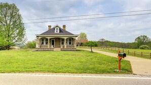 Unclassified image, 3 of 25, button - Beautiful Restored Historic Home Near Rabbit Hash (Petersburg)